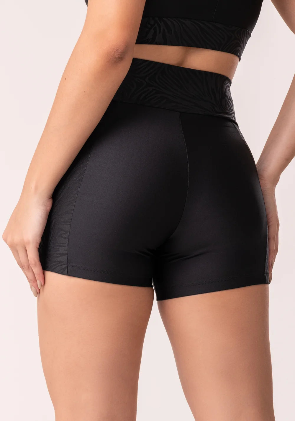 Short shine preto texturizado com cós transpassado