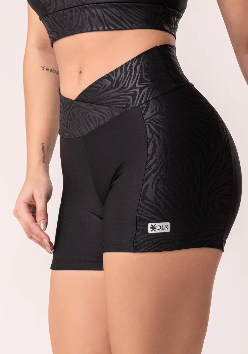 Short shine preto texturizado com cós transpassado