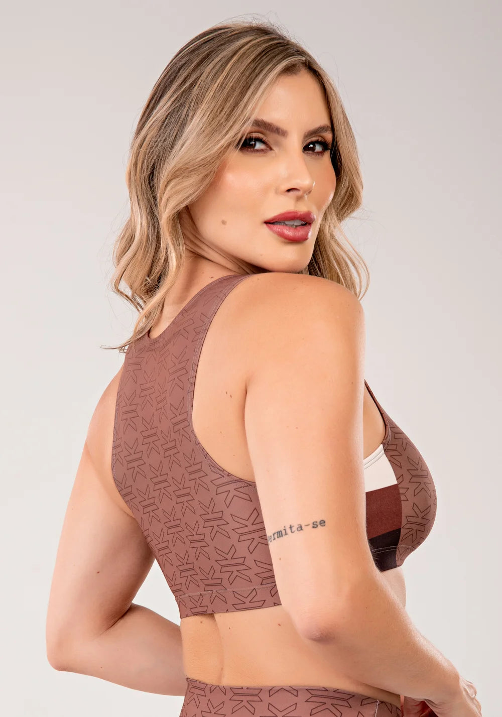 Top fitness feminino estampado motivation marrom printed mousse