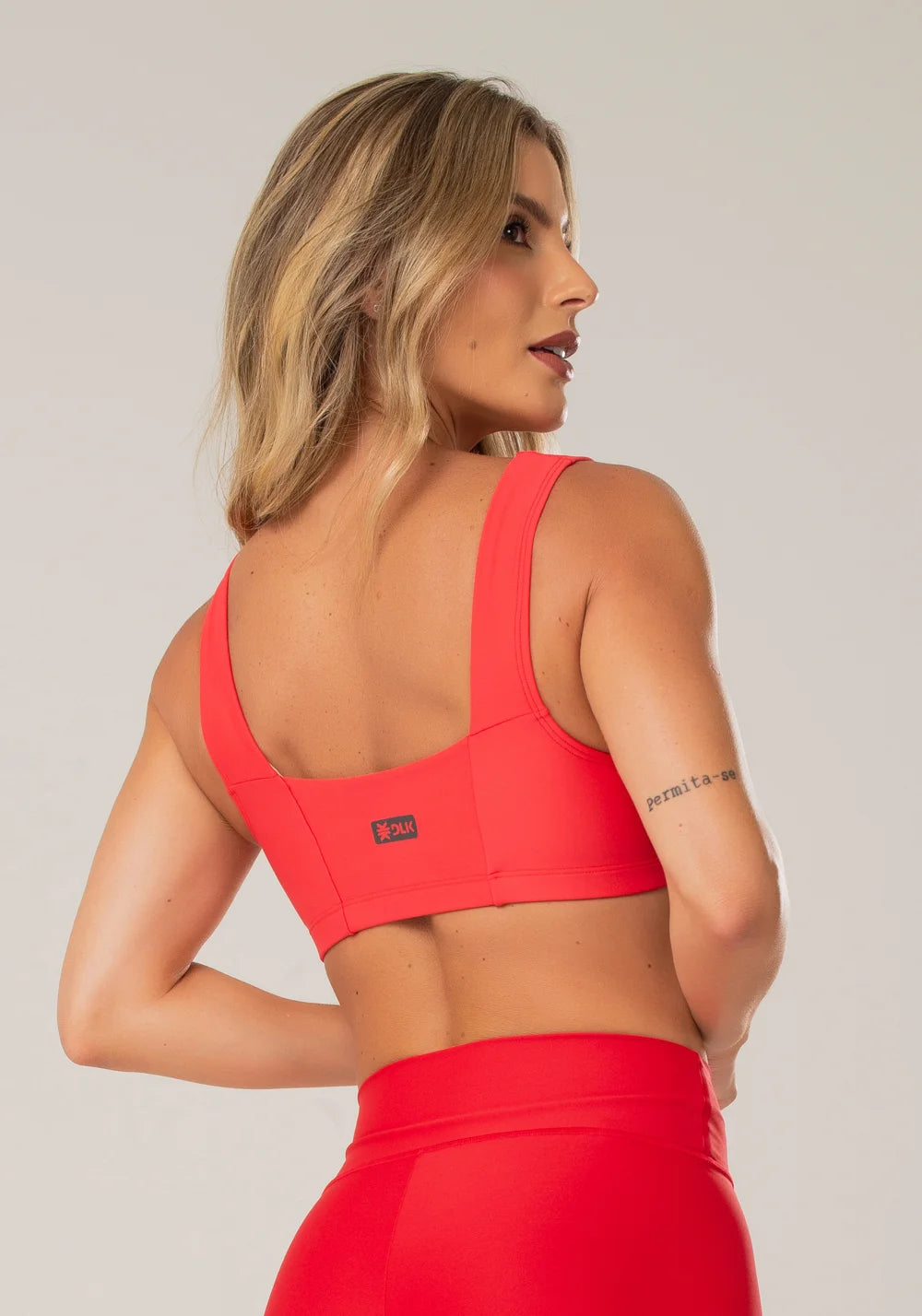 Top fitness feminino rosa com decote reto e recortes
