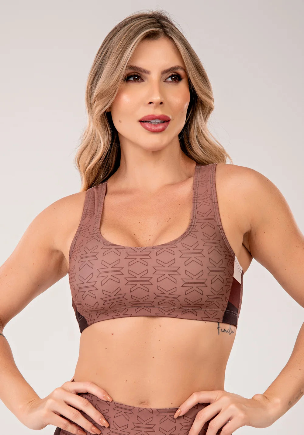 Top fitness feminino estampado motivation marrom printed mousse